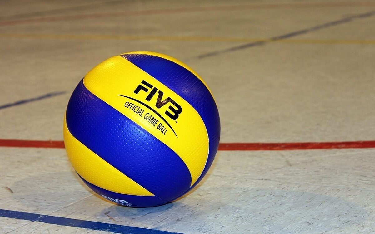 Ein Volleyball in einer Sporthalle Ein Volleyball in einer Sporthalle