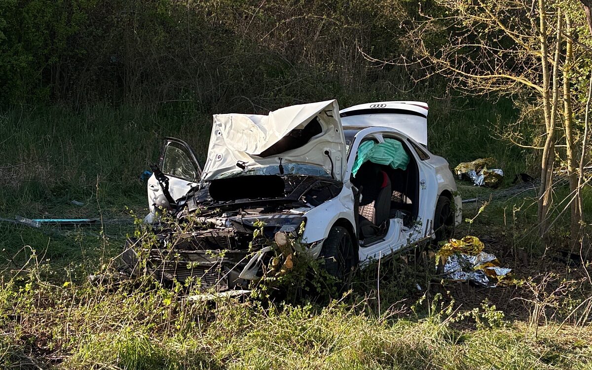 Ein demoliertes Auto nach Verfolgungsjagd Ein demoliertes Auto nach Verfolgungsjagd