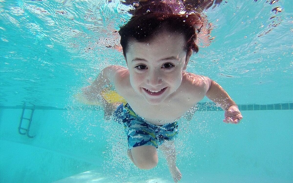 Ein kleiner Junge schwimmt im Wasser im Schwimmbad Foto: pixabay.com Ein kleiner Junge schwimmt im Wasser im Schwimmbad Foto: pixabay.com