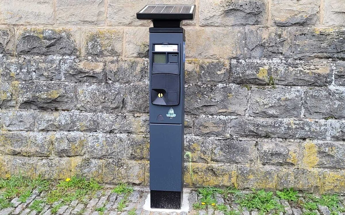 Ein schwarzer solarbetriebener Parkautomat Ein schwarzer solarbetriebener Parkautomat