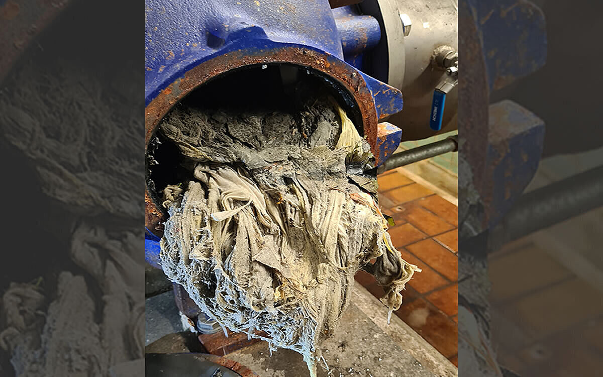 Ein von Feuchttuechern verstopftes Abflussrohr Foto Stadt Kitzingen Ein von Feuchttuechern verstopftes Abflussrohr Foto Stadt Kitzingen