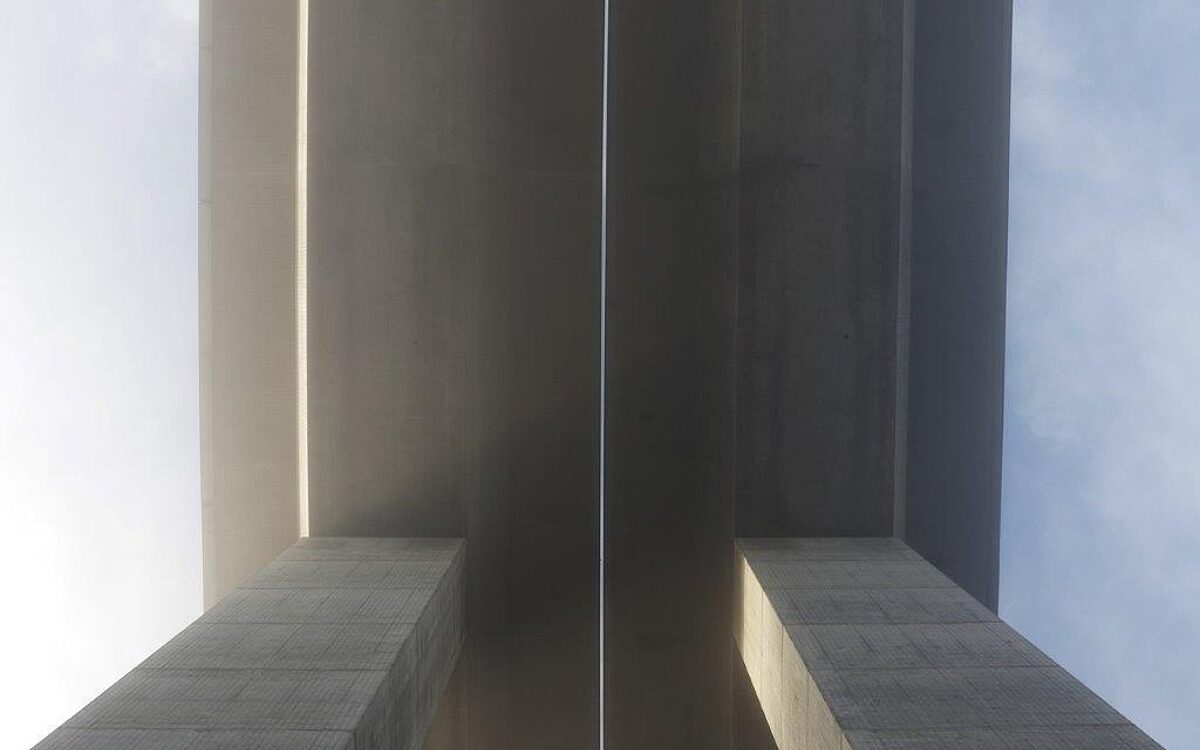 Eine Autobahnbruecke von unten