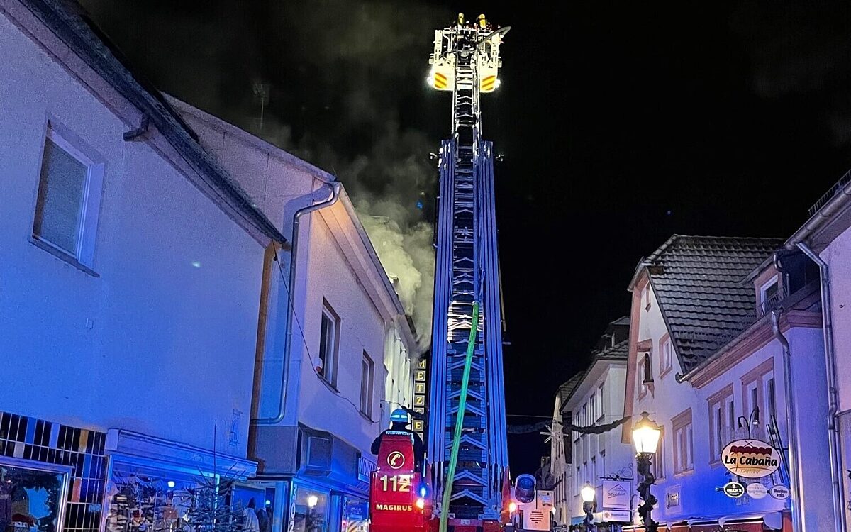 Eine Drehleiter beim Brand in Marktheidenfeld Eine Drehleiter beim Brand in Marktheidenfeld