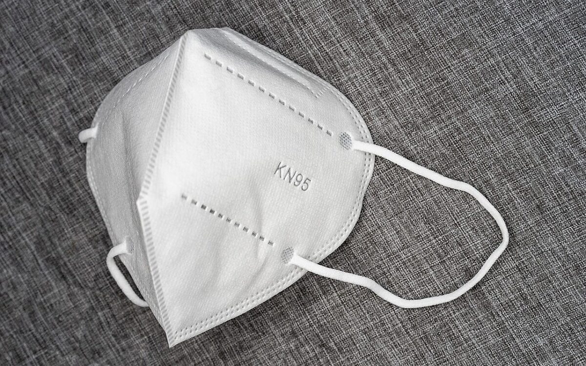 Eine FFP 2 Maske vor einem grauen Hintergrund Eine FFP 2 Maske vor einem grauen Hintergrund