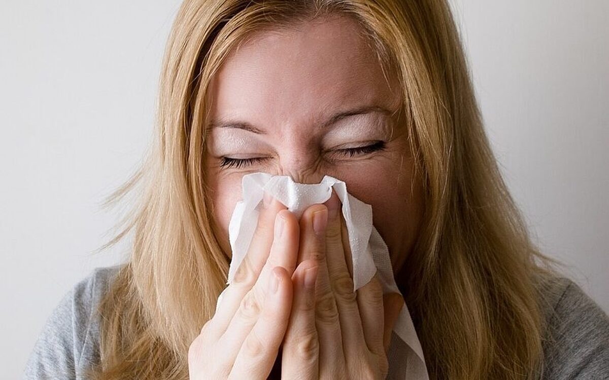 Eine Frau ist erkaeltet und hat Schnupfen Eine Frau ist erkaeltet und hat Schnupfen