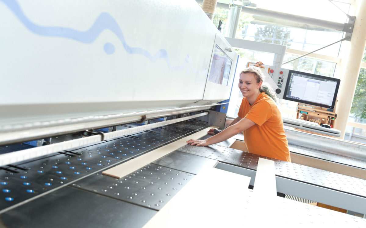 Eine Frau macht eine Ausbildung als Schreinerin im Handwerk Eine Frau macht eine Ausbildung als Schreinerin im Handwerk