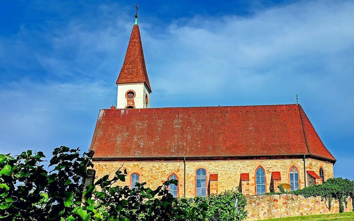 Eine Kirche mit einem roten Dach Eine Kirche mit einem roten Dach