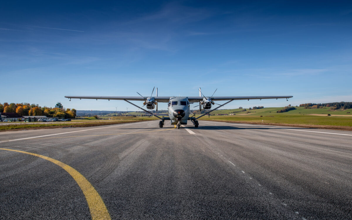 Eine M28 der Bundeswehr auf der Start- und Landebahn Eine M28 der Bundeswehr auf der Start- und Landebahn