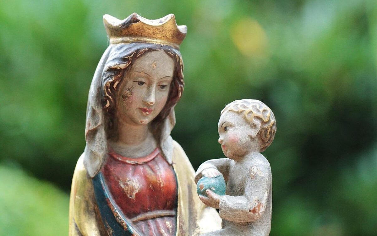 Eine Maria Statue Eine Maria Statue