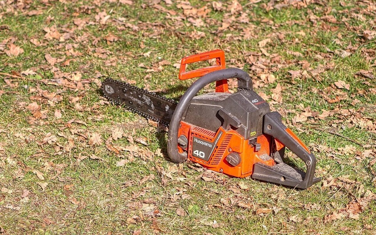 Eine Saege liegt auf dem Boden Eine Saege liegt auf dem Boden