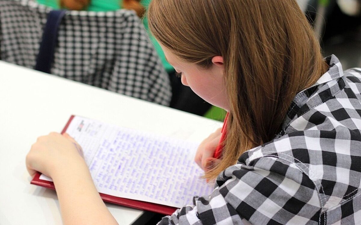 Eine Schülerin im Klassenzimmer einer Schule Eine Schülerin im Klassenzimmer einer Schule