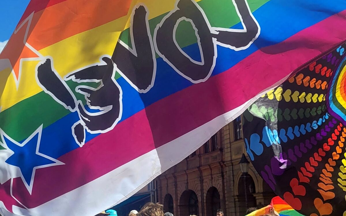 Eine bunte Flagge beim CSD in Wuerzburg 2025 Eine bunte Flagge beim CSD in Wuerzburg 2025