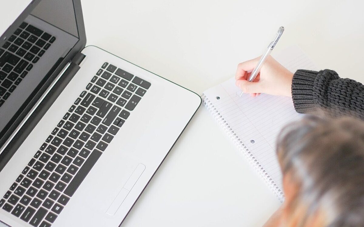 Eine junge Frau vor einem Laptop Eine junge Frau vor einem Laptop