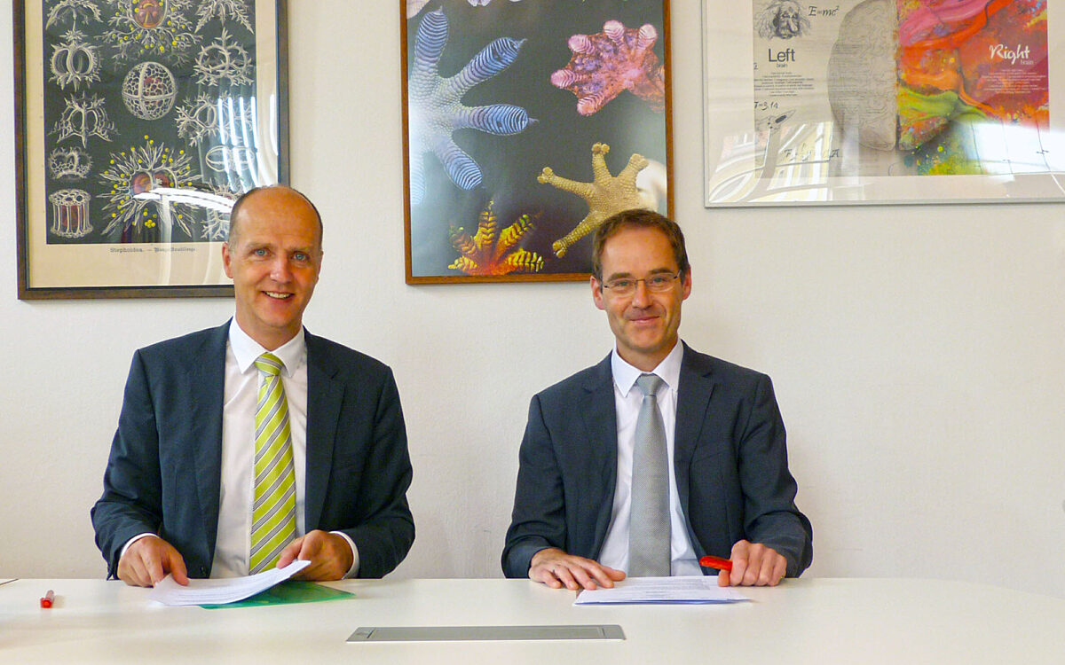 FHWS Präsident Prof. Dr. Grebner und der Schulleiter des Röntgen-Gymnasiums Dr. Kocher unterzeichnen eine Kooperationsvereinbarung FHWS Präsident Prof. Dr. Grebner und der Schulleiter des Röntgen-Gymnasiums Dr. Kocher unterzeichnen eine Kooperationsvereinbarung