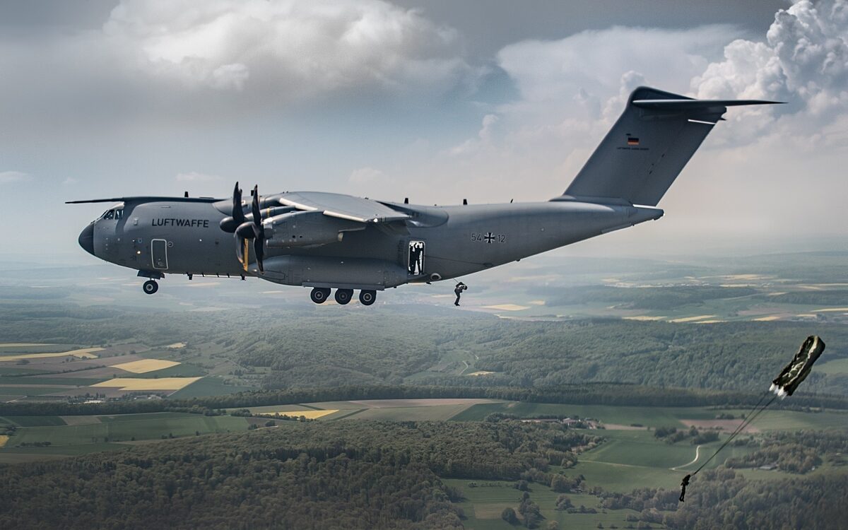 Bundeswehrsoldaten üben den Automatiksprung aus einer A400m Bundeswehrsoldaten üben den Automatiksprung aus einer A400m