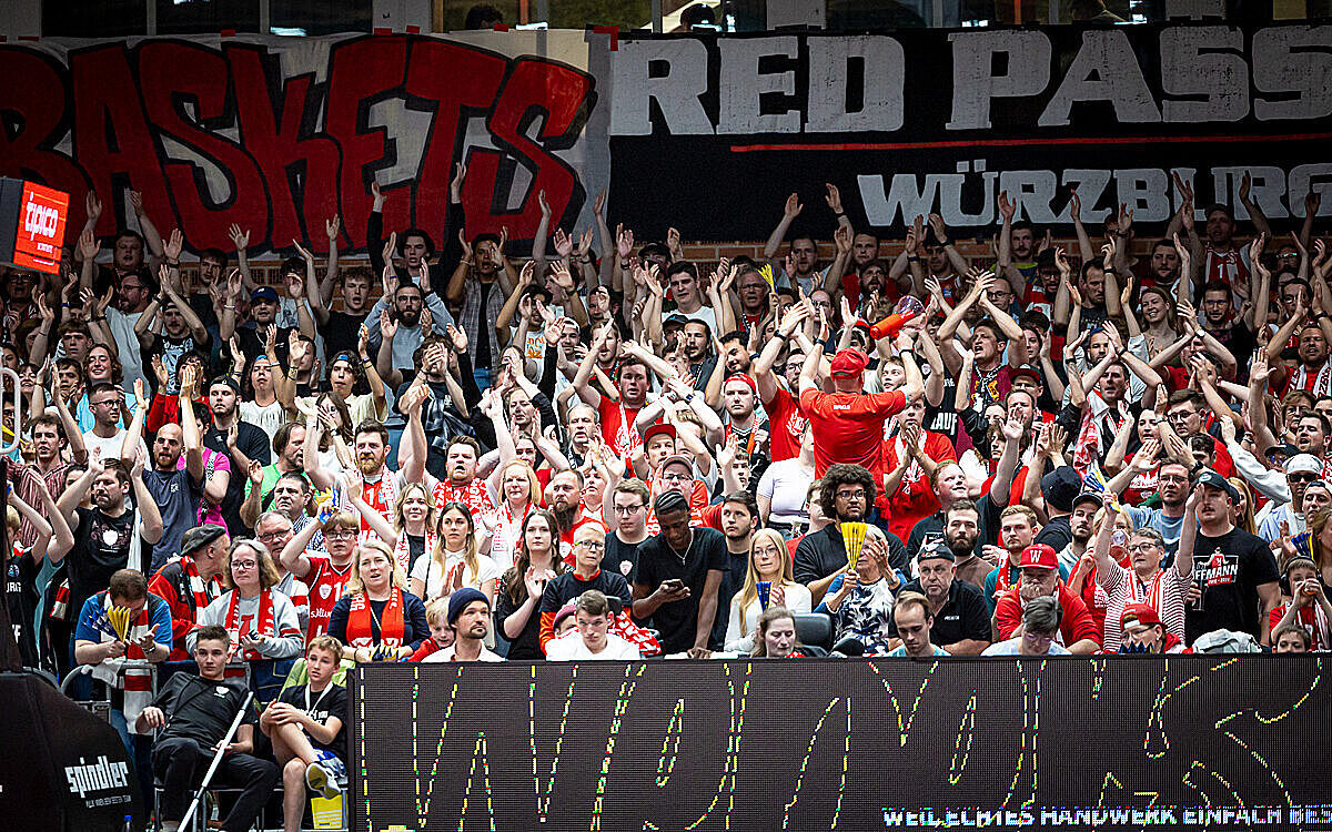 Fans Fit One Wuerzburg Baskets tectake Arena2 Fans Fit One Wuerzburg Baskets tectake Arena2