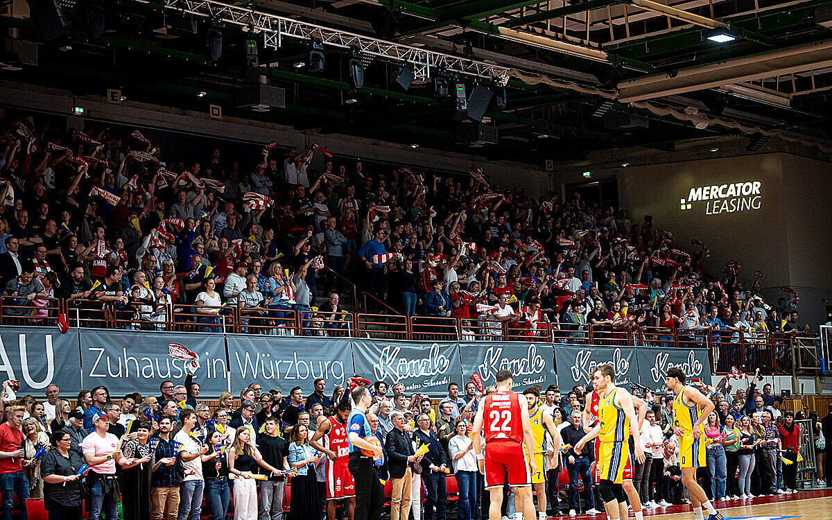 Fans Fit One Wuerzburg Baskets tectake Arena3