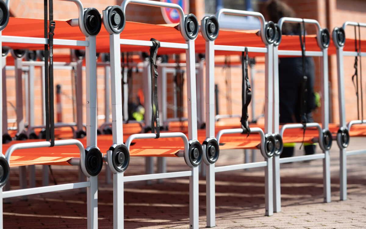 Feldbetten für eine Notunterkunft Feldbetten für eine Notunterkunft