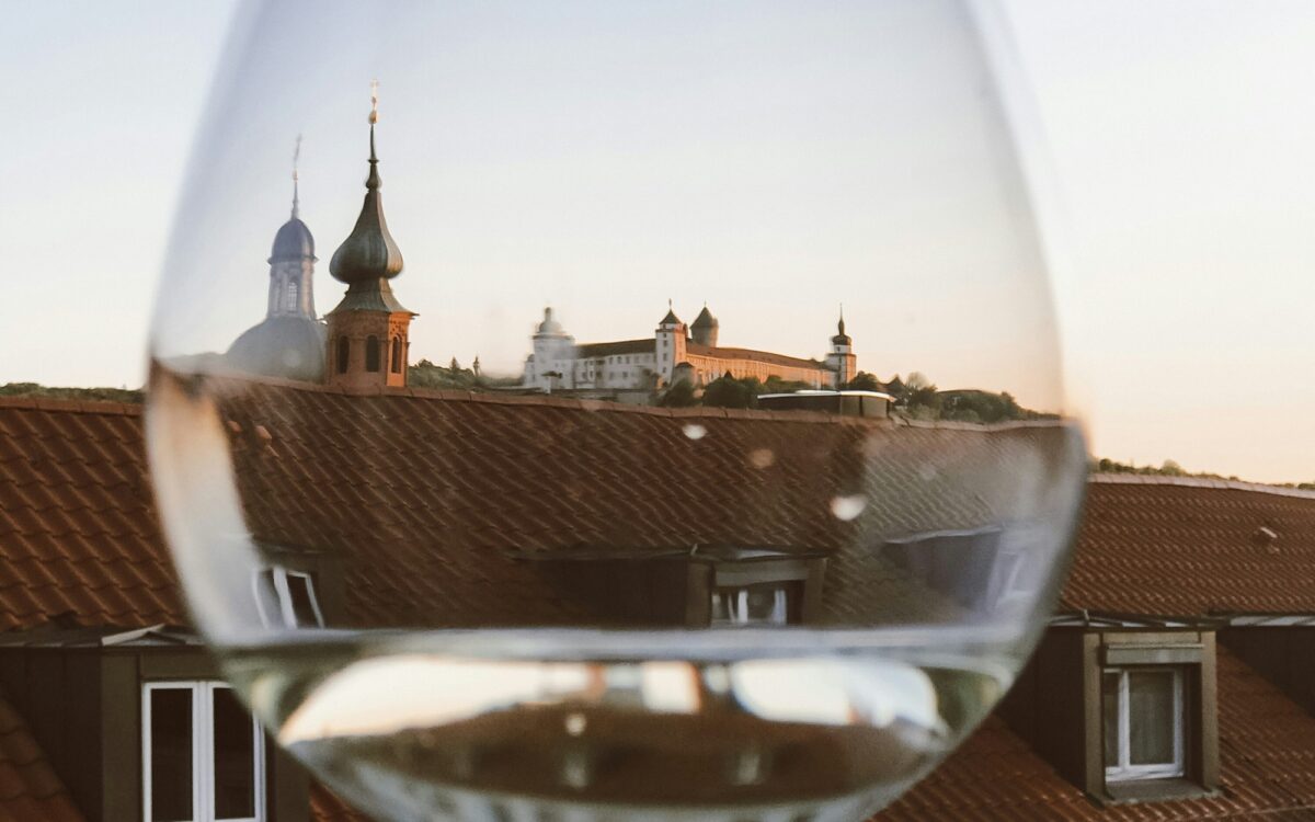 Festung Marienberg durch ein Weinglas Festung Marienberg durch ein Weinglas
