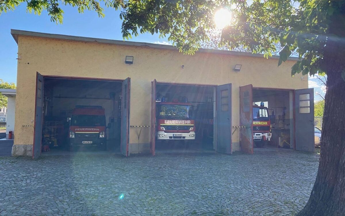 Feuerwehrfahrzeuge stehen im Gerätehaus in der Würzburger Zellerau Feuerwehrfahrzeuge stehen im Gerätehaus in der Würzburger Zellerau