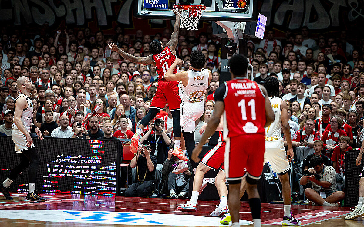 Fit One Wuerzburg baskets playoff Duell gegen Ulm Kampf am korb Fit One Wuerzburg baskets playoff Duell gegen Ulm Kampf am korb