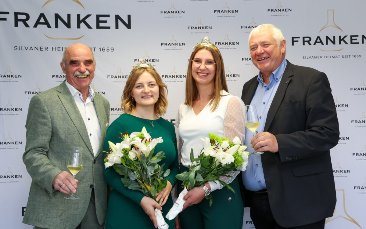 Foto Linda Keller und Emmi Wendemuth frisch gekroent als Fraenkische Weinprinzessinnen Foto Linda Keller und Emmi Wendemuth frisch gekroent als Fraenkische Weinprinzessinnen