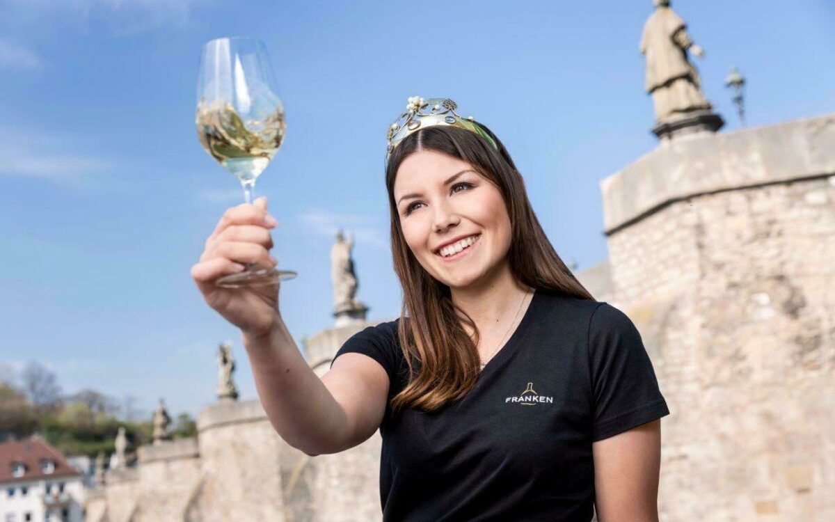 Fränkische Weinkönigin Carolin Meyer mit Weinglas in der Hand Fränkische Weinkönigin Carolin Meyer mit Weinglas in der Hand