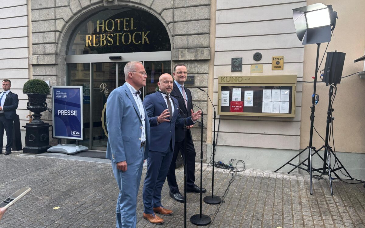 Fraktionsvorsitzende in Würzburg vor dem Hotel Rebstock Fraktionsvorsitzende in Würzburg vor dem Hotel Rebstock