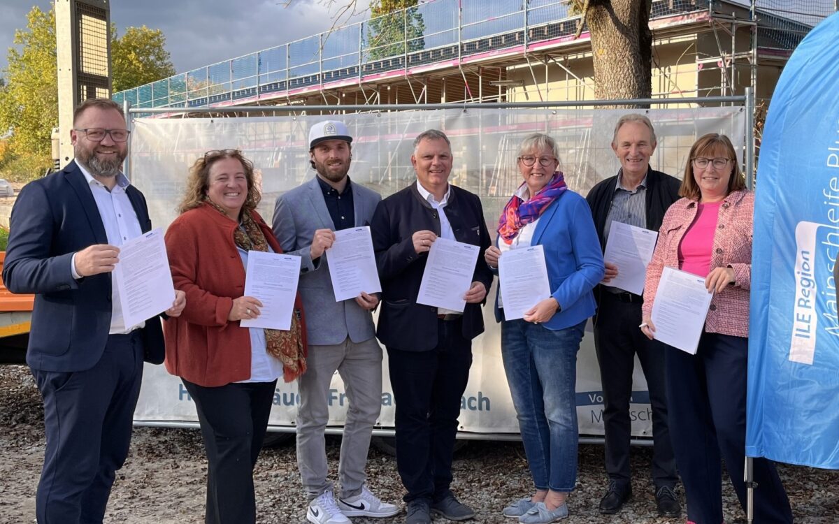 Sechs Gemeinderäte unterzeichnen einen Kooperationsvertrag zur finanziellen Unterstützung des Freibads Volkach