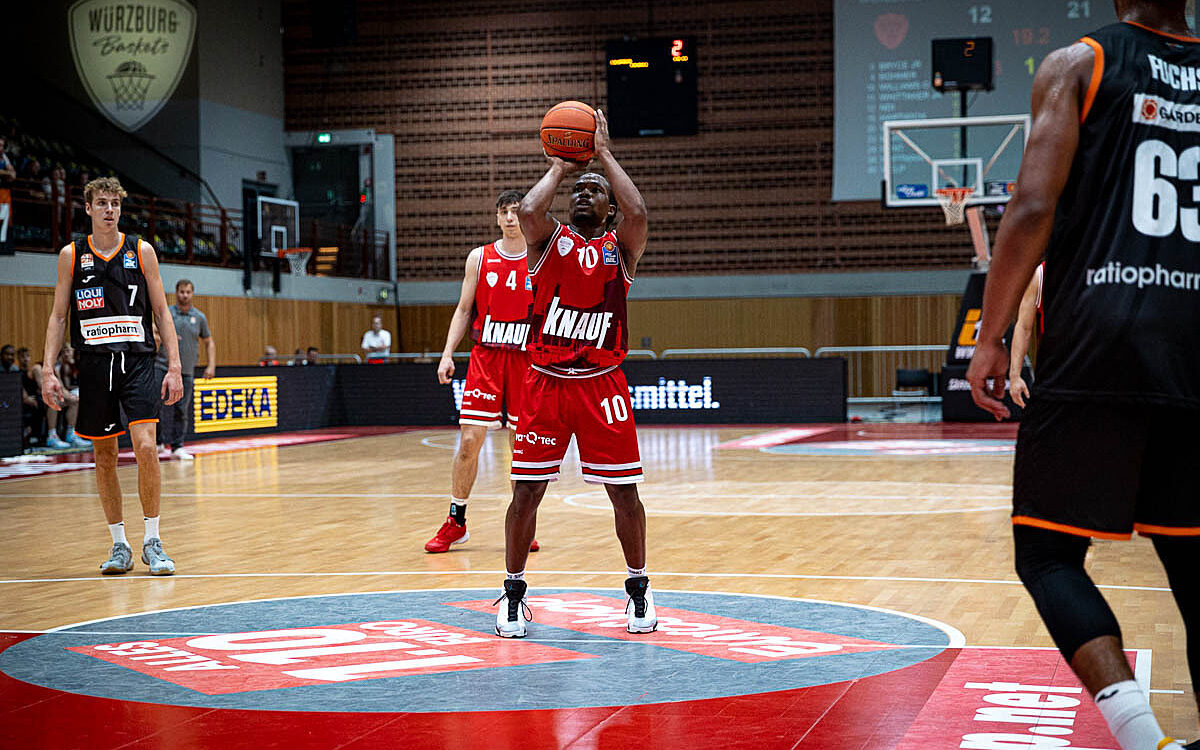 Freiwurf Cameron Hunt Spieler Wuerzburg Baskets Freiwurf Cameron Hunt Spieler Wuerzburg Baskets