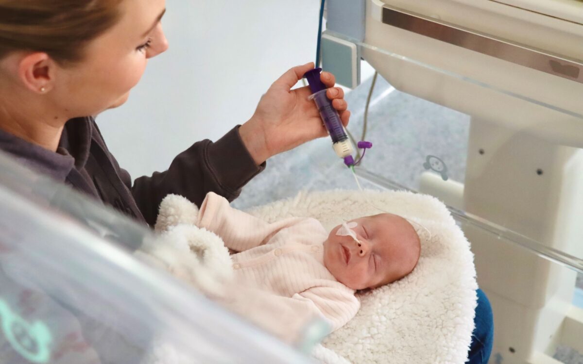 Frühgeborenes erhält Spendermuttermilch