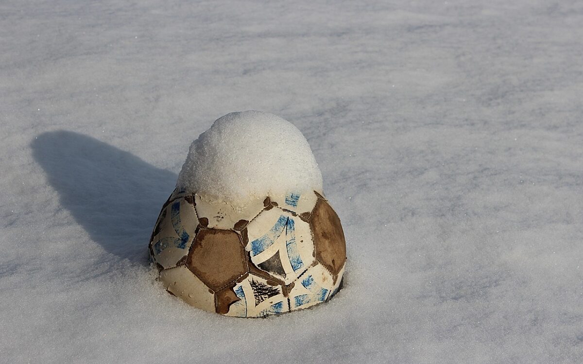 Ein Fußball im Schnee Ein Fußball im Schnee