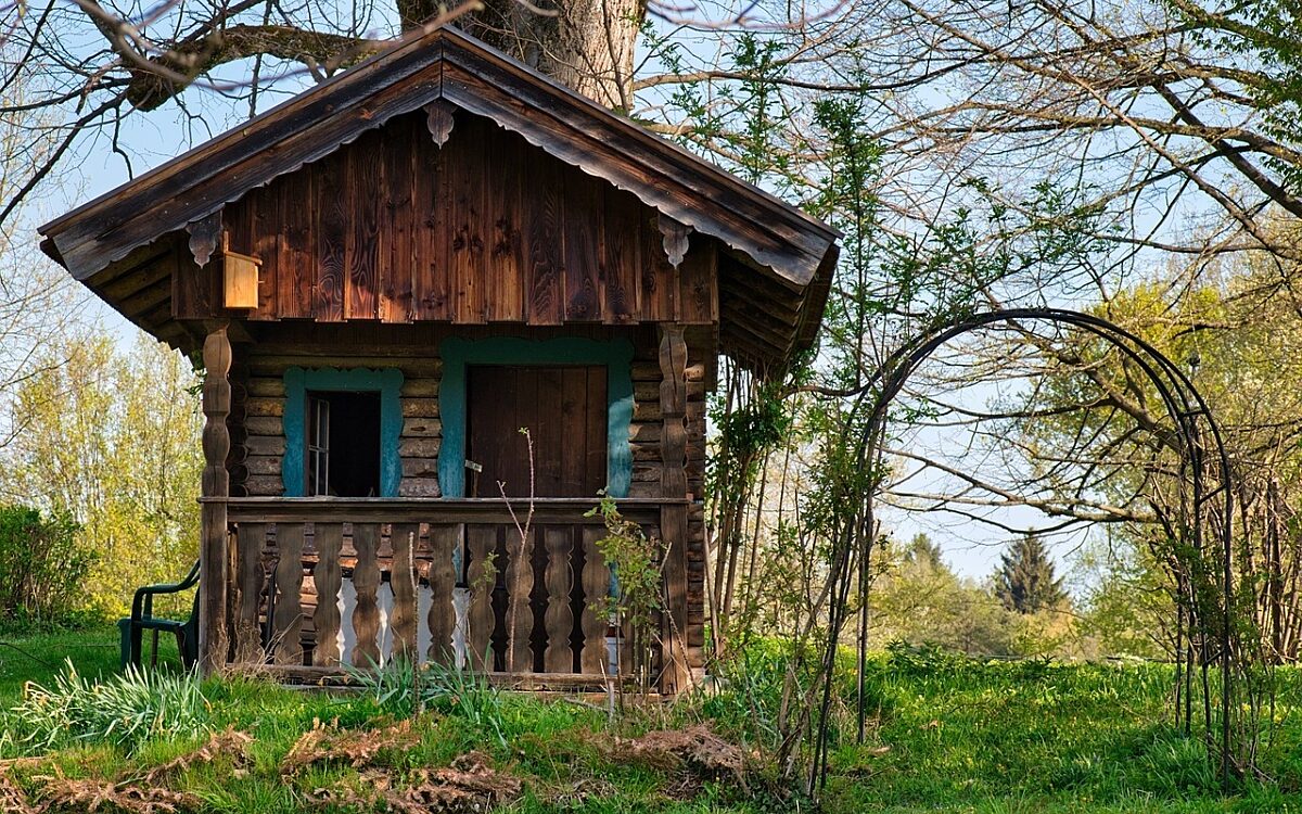 Gartenhuette in einem Garten Gartenhuette in einem Garten