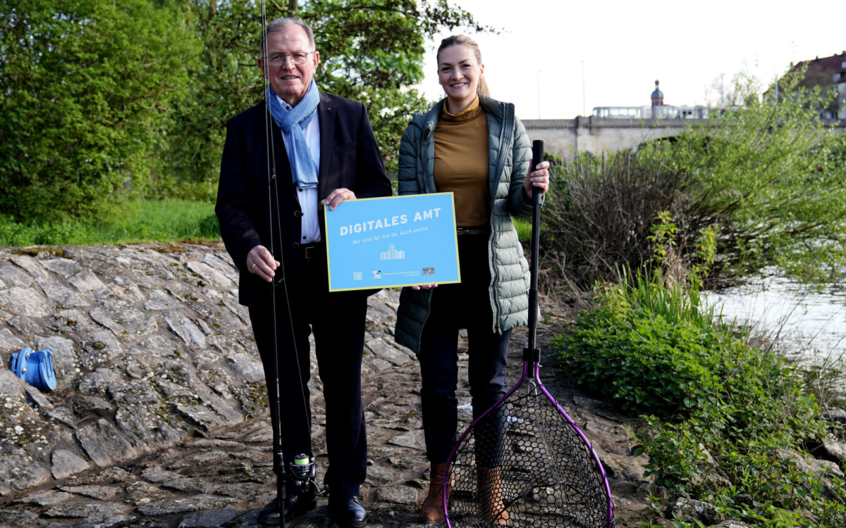 Gerlach ueberreicht Dotzel Auszeichnung Digitales Amt Gerlach ueberreicht Dotzel Auszeichnung Digitales Amt