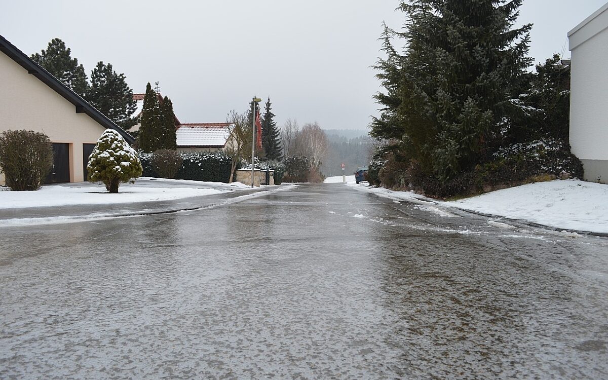 Glatteis Eis Strasse Rutschgefahr pixabay com Glatteis Eis Strasse Rutschgefahr pixabay com