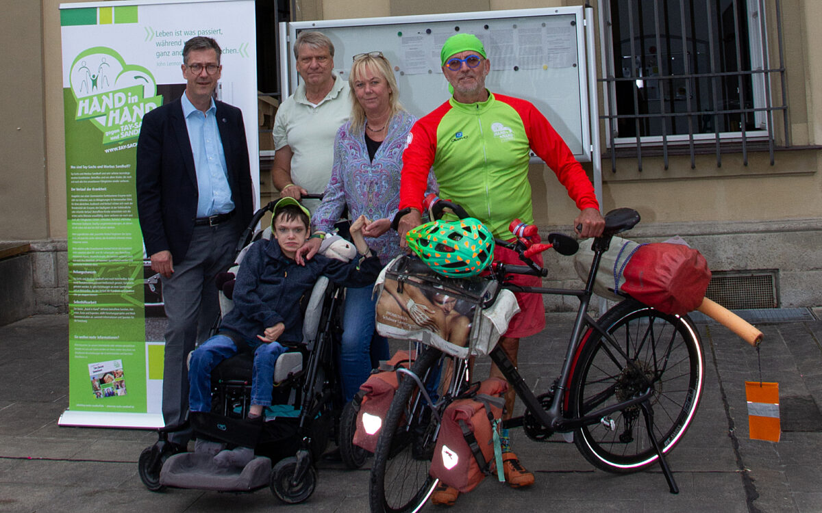 Hand in Hand 64 Jaehriger radelt fuer guten Zweck Hand in Hand 64 Jaehriger radelt fuer guten Zweck