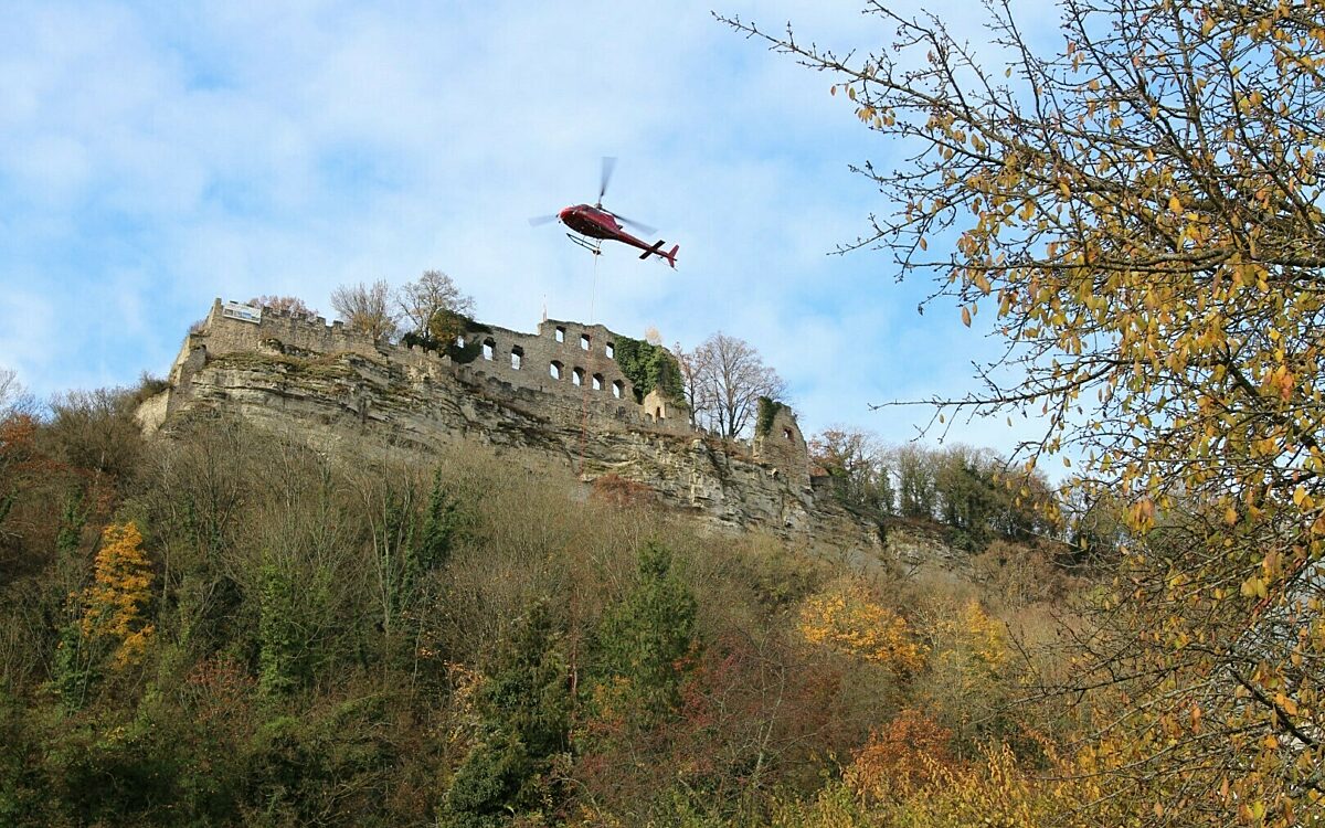 Ein Hubschrauber schwebt vor der Karlsburg bei Karlstadt Ein Hubschrauber schwebt vor der Karlsburg bei Karlstadt