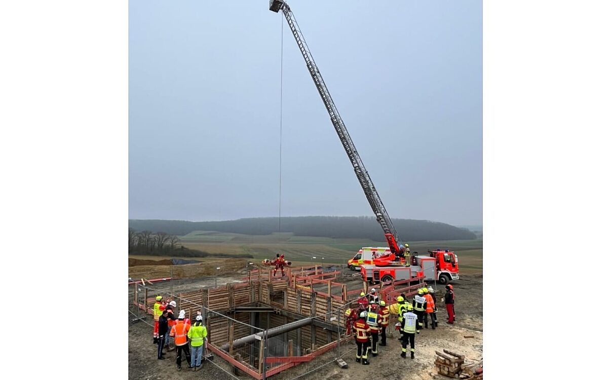 Hoehenrettung nach Unfall Baugrube