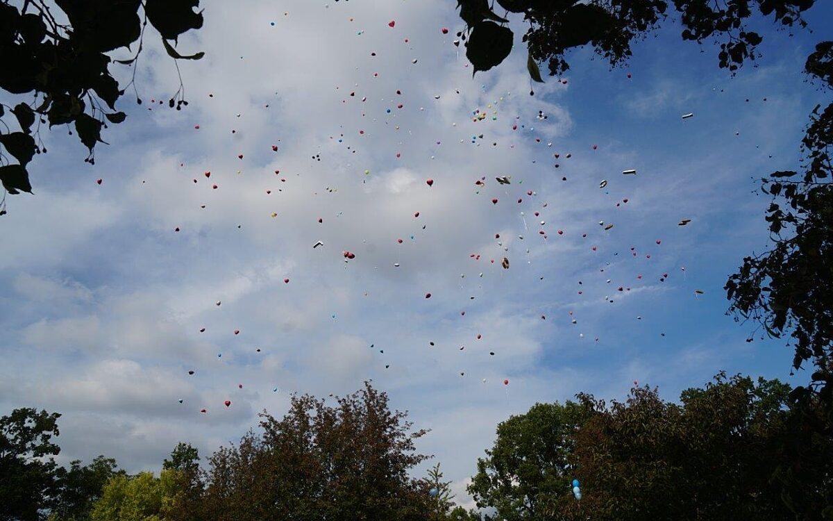 Hunderte Luftballons steigen bei Beisetzung in den Himmel Hunderte Luftballons steigen bei Beisetzung in den Himmel