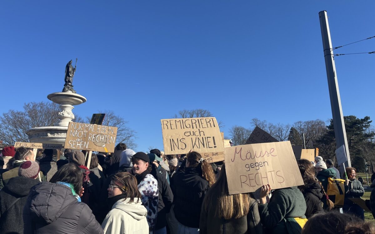 Menschen mit Plakaten Menschen mit Plakaten