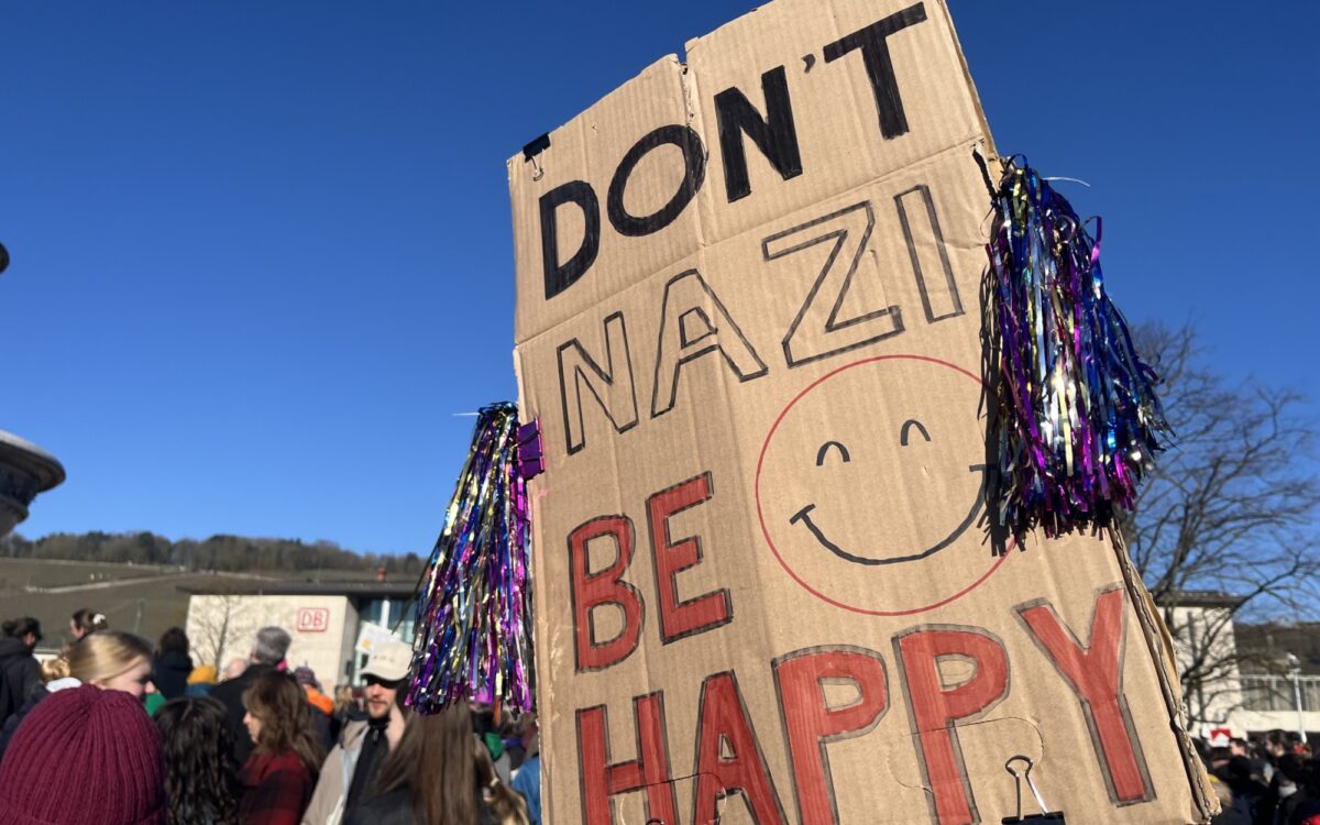 Plakat mit der Aufschrift "Dont Nazi Be Happy" Plakat mit der Aufschrift "Dont Nazi Be Happy"