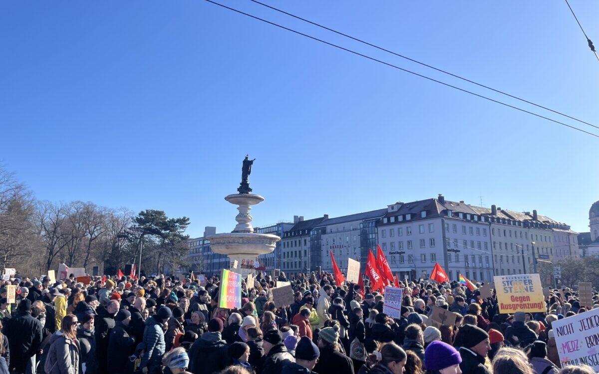 Demo "Wir sind die Brandmauer" am HBF Demo "Wir sind die Brandmauer" am HBF
