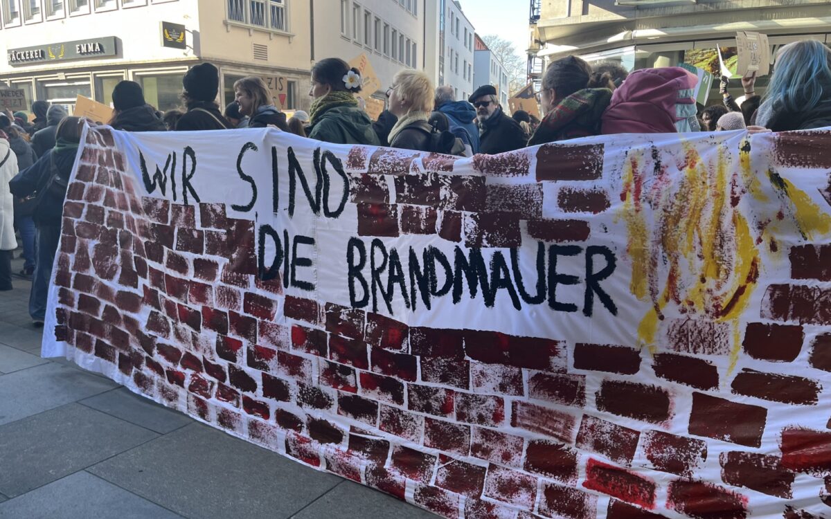 Banner mit der Aufschrift "Wir sind die Brandmauer" Banner mit der Aufschrift "Wir sind die Brandmauer"