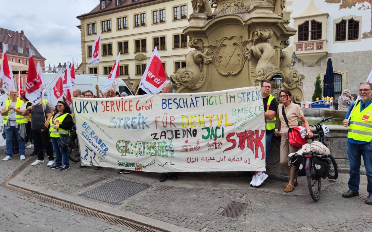 Beschäftigte der UKW Service GmbH streiken in Würzburg Beschäftigte der UKW Service GmbH streiken in Würzburg