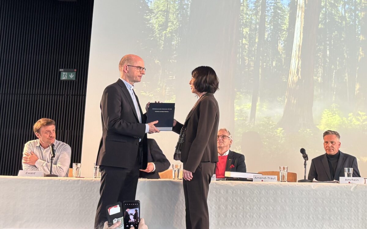 Missbrauchsgutachten an Bischof übergeben Missbrauchsgutachten an Bischof übergeben