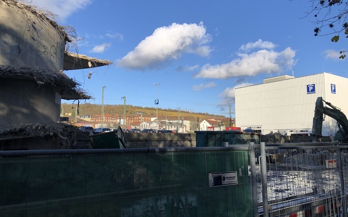 Abriss des Quellenbachparkhauses am Hauptbahnhof Abriss des Quellenbachparkhauses am Hauptbahnhof