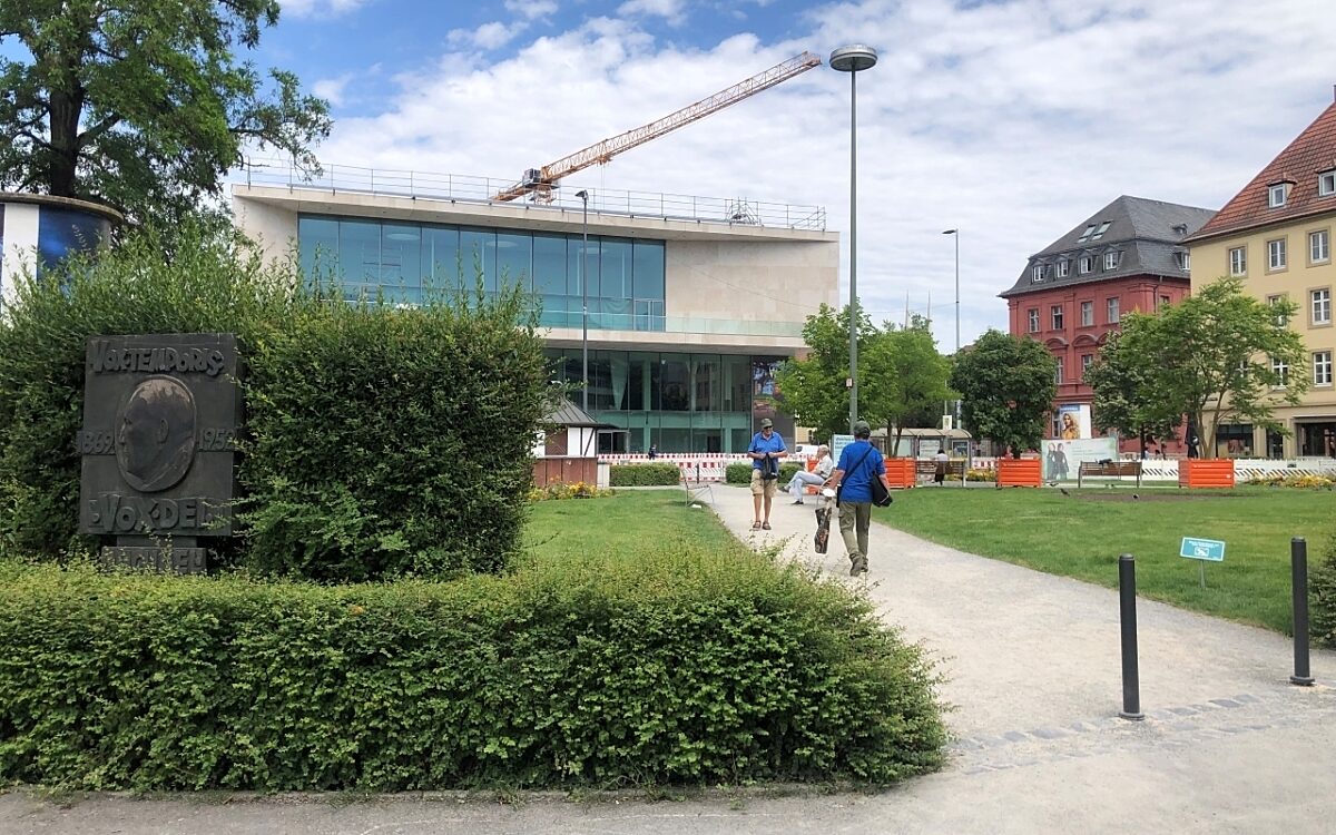 Der Kardinal-Faulhaber-Platz, im Hintergrund das Mainfranken Theater Der Kardinal-Faulhaber-Platz, im Hintergrund das Mainfranken Theater