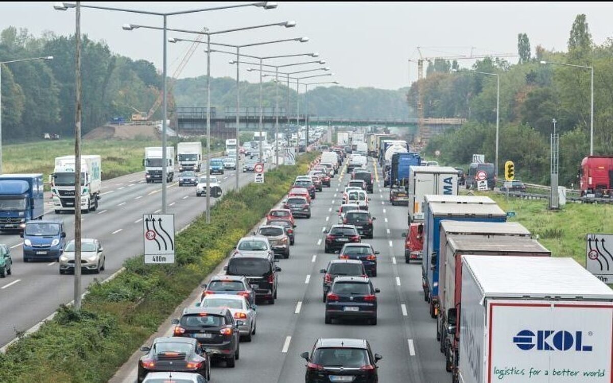 Kilometerlanger Stau auf der Autobahn Kilometerlanger Stau auf der Autobahn