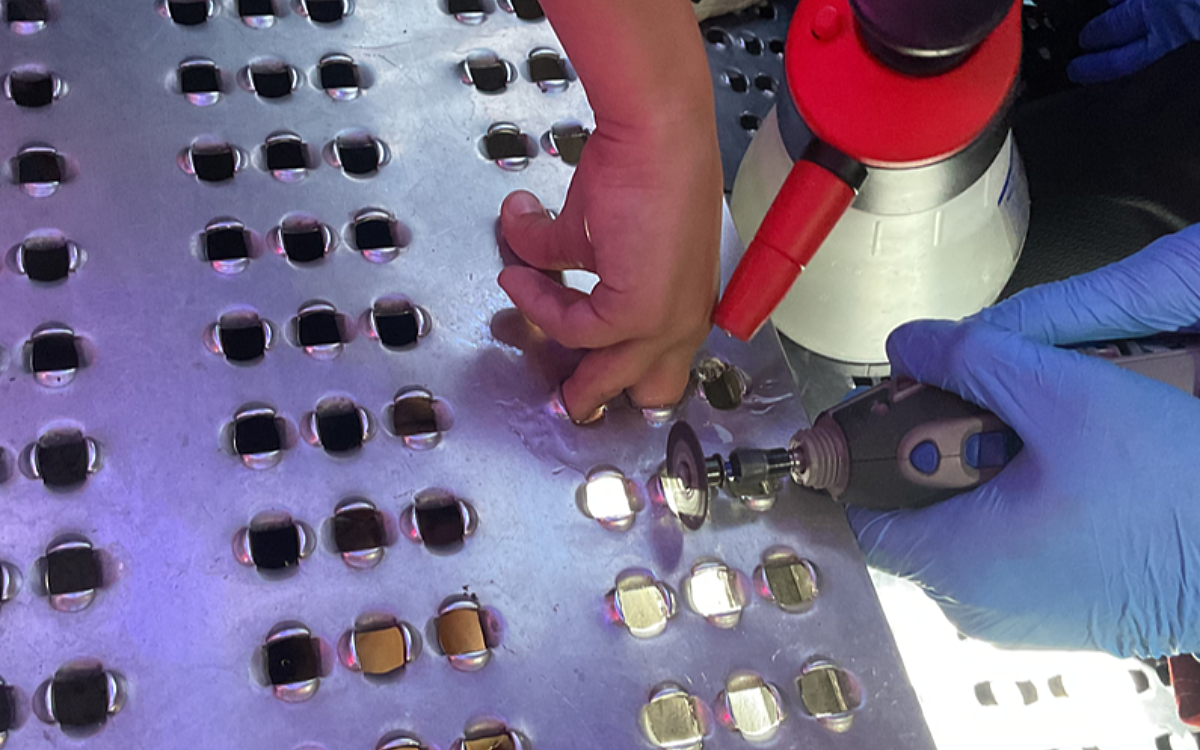 Zwei Finger eines Kindes stecken in der Stufe eines Fahrgeschäfts fest Zwei Finger eines Kindes stecken in der Stufe eines Fahrgeschäfts fest