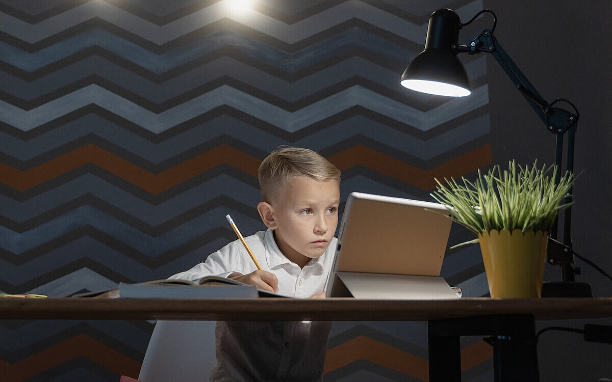 Kind lernt mit Tablet Kind lernt mit Tablet